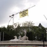 Escaladores de Greenpeace despliegan una pancarta junto al Congreso para exigir que no se destine más dinero público a empresas contaminantes
