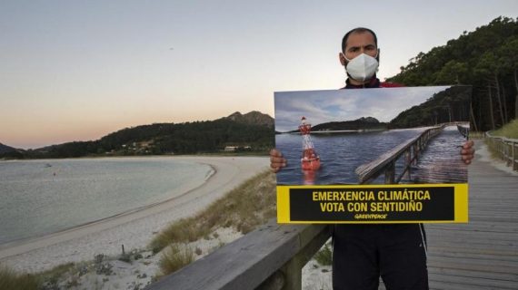 Greenpeace hace desaparecer la playa de Rodas, en las Cíes
