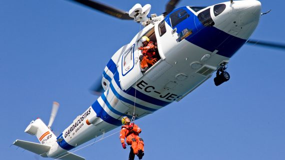 Un helicóptero do Servizo de Gardacostas rescata a un home tras precipitarse por un acantilado en Nigrán