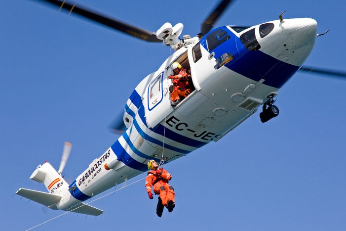 Un helicóptero do Servizo de Gardacostas rescata a un home tras precipitarse por un acantilado en Nigrán