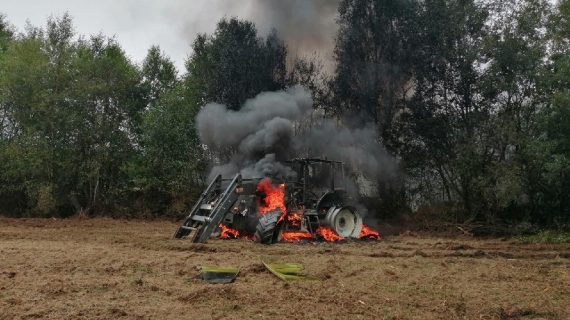 Arde un tractor en Labrada por falta de persoal do Concello de Guitiriz para manexar os medios de extinción municipais