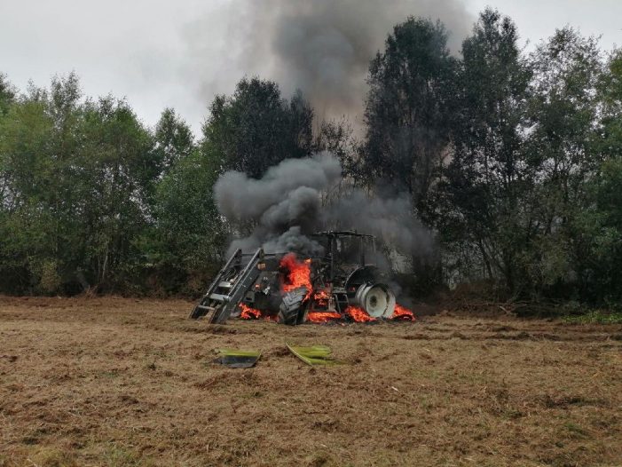 Arde un tractor en Labrada por falta de persoal do Concello de Guitiriz para manexar os medios de extinción municipais