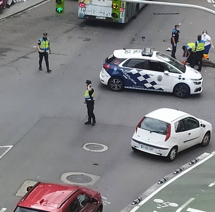 Graves tras una colisión entre una moto y una ambulancia en el cruce dos Chorons