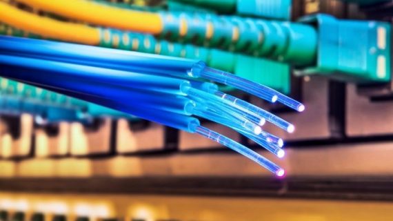 Diferencias de hasta el 86%: FACUA compara más de 40 ofertas de fibra de 20 compañías de telecos