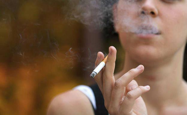 FACUA se suma a una veintena de organizaciones para pedir la prohibición del tabaco en las terrazas