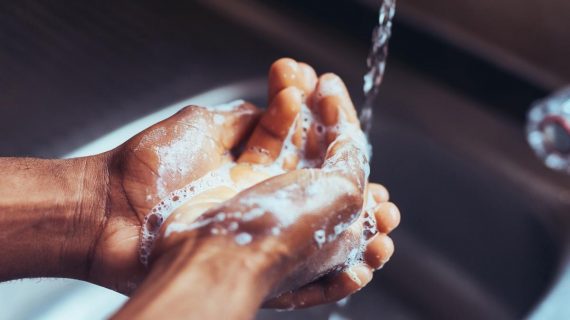 2 de cada 5 escuelas de todo el mundo carecían de instalaciones básicas para lavarse las manos antes de la pandemia de COVID-19