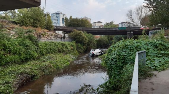 Cae co seu vehículo ao río Lagares en Vigo