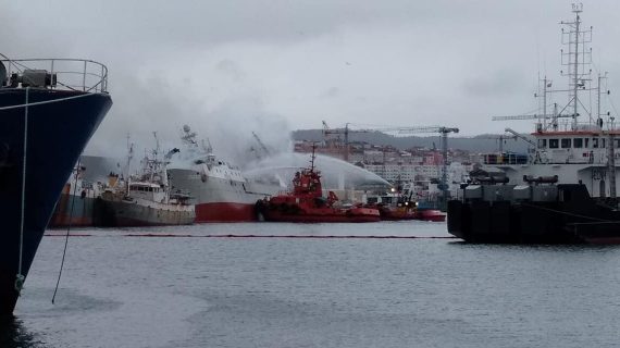 O pesqueiro incendiado en Bouzas afúndese e despregan redes anticontaminación ante a ameaza