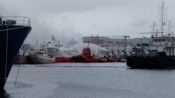 O pesqueiro incendiado en Bouzas afúndese e despregan redes anticontaminación ante a ameaza