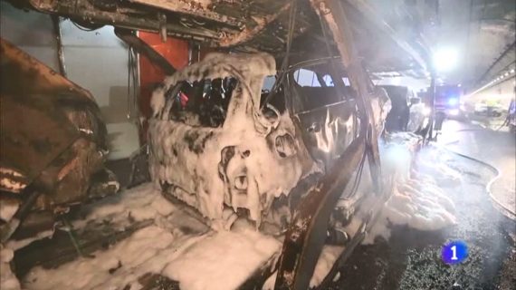 Arde por completo o tráiler parado no interior do túnel da Cañiza xunto cos oito coches que transportaba