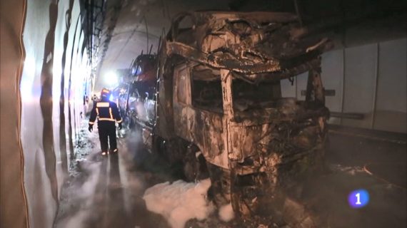 Un incendio orixinado nun camión portacoches provoca o corte da autovía A-52 a altura do túnel da Cañiza