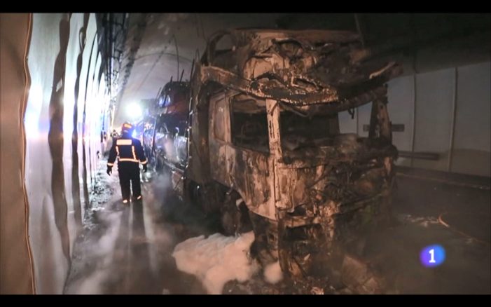 Un incendio orixinado nun camión portacoches provoca o corte da autovía A-52 a altura do túnel da Cañiza Un incendio orixinado nun camión portacoches provoca o corte da autovía A-52 a altura do túnel da Cañiza