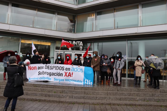 Traballadores/as da atención telefónica de ADOS esixen a subrogación cunha protesta na Xunta en Vigo