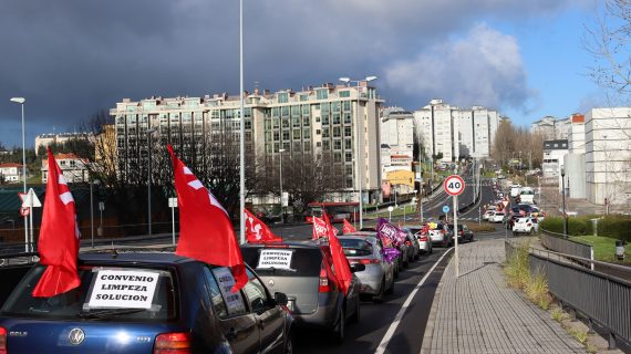 Traballadoras/es da limpeza da Coruña reivindican cunha caravana de vehículos un convenio con dereitos e melloras salariais