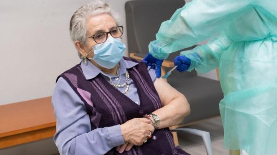 A primeira vacinada fronte á covid-19 en Galicia, Nieves Cabo, recibe a segunda dose, coa que comeza a segunda rolda de vacinación nas residencias