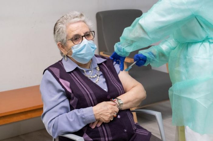 A primeira vacinada fronte á covid-19 en Galicia, Nieves Cabo, recibe a segunda dose, coa que comeza a segunda rolda de vacinación nas residencias A primeira vacinada fronte á covid-19 en Galicia, Nieves Cabo, recibe a segunda dose, coa que comeza a segunda rolda de vacinación nas residencias