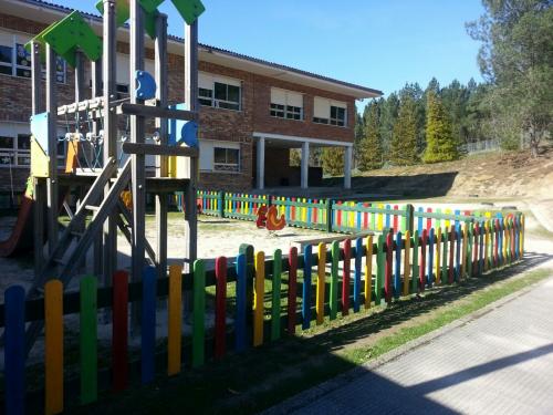 A concellaría de Ensino de Ponteareas e ANPA do CEIP Santiago de Oliveira urxen á Xunta a construción dun ximnasio e do comedor escolar