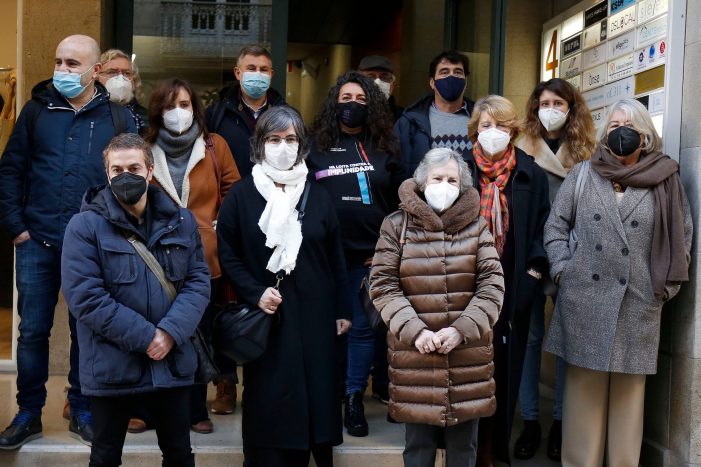 As familias Bóveda, Caamaño e Paz formalizan formalizaron hoxe as súas querelas individuais contra o franquismo ante o consulado arxentino en Vigo