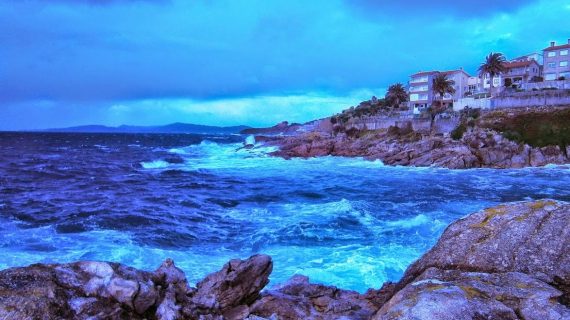 Activada para mañá a alerta laranxa por temporal costeiro nas provincias da Coruña e Pontevedra e por vento en Lugo