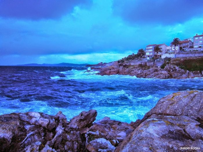 Activada para mañá a alerta laranxa por temporal costeiro nas provincias da Coruña e Pontevedra e por vento en Lugo