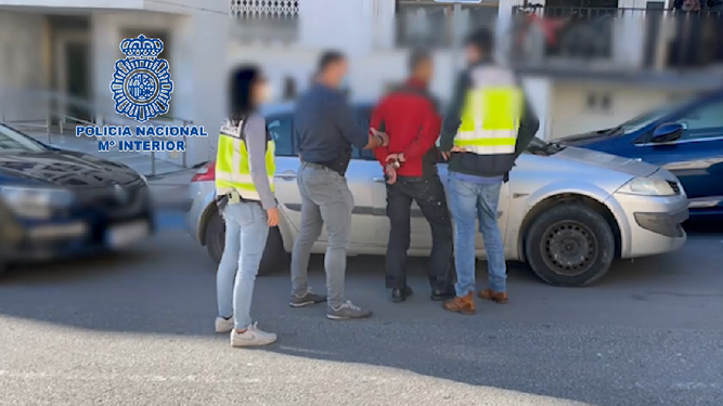 La Policía Nacional detiene a tres vigilantes de seguridad por asaltar dos viviendas en una lujosa urbanización