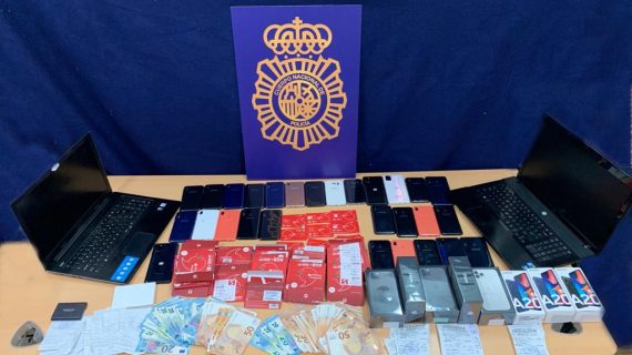 La Policía Nacional detiene a un hombre que obtuvo datos de más de 4.000 tarjetas bancarias usando el método smishing La Policía Nacional detiene a un hombre que obtuvo datos de más de 4.000 tarjetas bancarias usando el método smishing