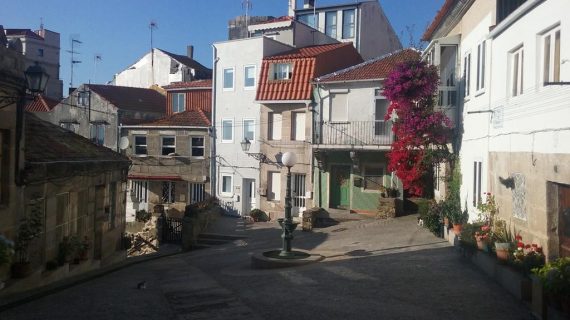 Intenta entrar en una casa a robar mientras su dueño dormía en el casco vello