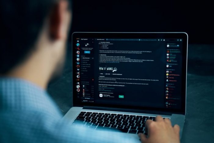 La Guardia Civil detiene a un vecino de Vigo por enviar archivos de contenido pedófilo a través de la APP DISCORD La Guardia Civil detiene a un vecino de Vigo por enviar archivos de contenido pedófilo a través de la APP DISCORD