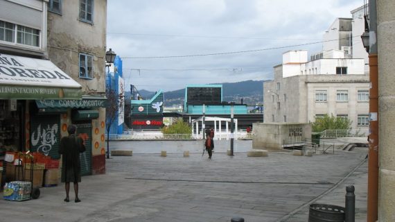 Detenido por escupir a los viandantes y agredir a un agente de Policía en la praza da pedra