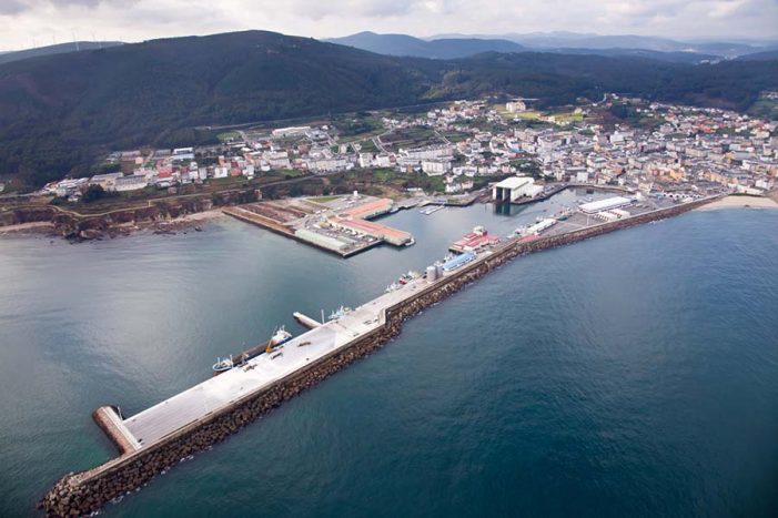 Un grupo de adestramento da Policía Nacional foi rescatado ileso ao envorcar a súa embarcación no porto de Burela
