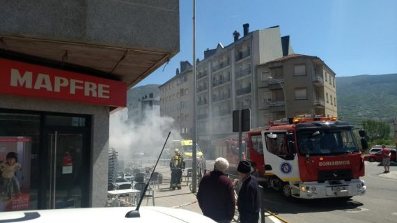 Desaloxan un edificio de catro andares en Oleiros a causa dun incendio iniciado nunha das vivendas