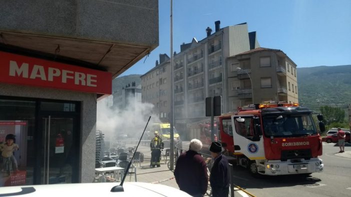 Desaloxan un edificio de catro andares en Oleiros a causa dun incendio iniciado nunha das vivendas