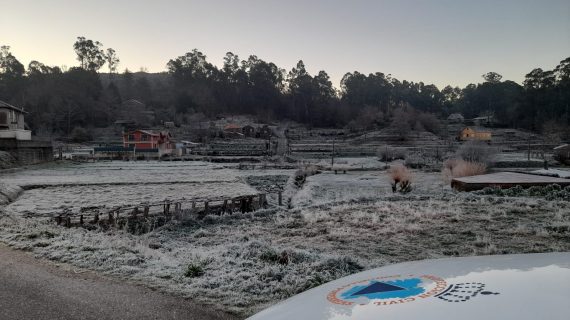 Protección Civil Ponteareas esparexeu preto de dúas toneladas de sal nas estradas municipais