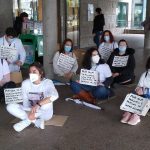 O persoal da UCI fai unha sentada ás portas do Clínico para “meditar” tras 12 semanas de folga