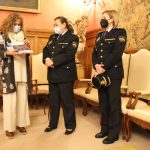 A comisaria de Pontevedra, Estíbaliz Palma, agasalla á presidenta da Deputación co libro que conmemora os 40 anos da muller na Polícia Nacional