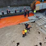 Galicia testa los medios de lucha contra la contaminación con un simulacro en la playa de Gandarío