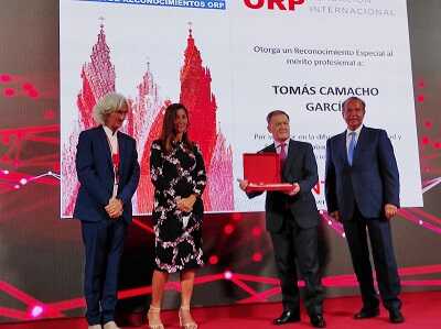 El Dr. Tomás Camacho, de VithasLab, recibe en Santiago un reconocimiento especial al mérito profesional de la Fundación Internacional ORP