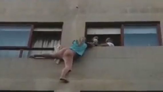 La Unión Federal de Policía de Pontevedra solicita que se condecore al agente que arriesgó su vida y que resultó lesionado al salvar a una mujer víctima de violencia de género