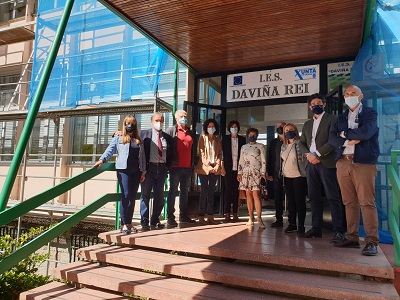 La Xunta invierte más de 70.000 euros en renovar las carpinterías de la fachada del IES Daviña Rey