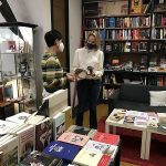 Fernández-Tapias visita la librería Versus, una de las 44 entidades y empresas del área de Vigo adheridas al Bono Cultura de la Xunta