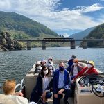 La Xunta continúa el programa de excursiones de los usuarios de residencia con un viaje en catamarán por la Ribeira Sacra