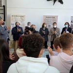 La exposición 'Asinamos ser libres' promovida por la Xunta divulga la figura de Xela Arias en Boiro