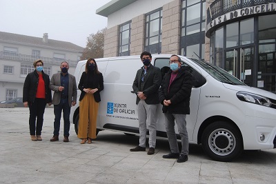 La Xunta hace entrega al Ayuntamiento de Bóveda de un vehículo con distintivo ambiental eco
