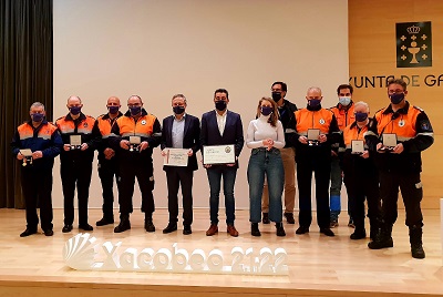 Luis López recibe a los voluntarios de Protección Civil de Pontevedra, Poio y O Grove galardonados con las Medallas al Mérito