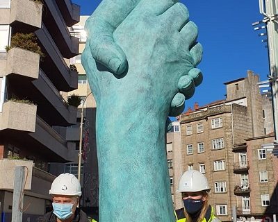 La obra “Acordo xusto” de Ramón Conde instalada en la plaza pública de la Ciudade da Xustiza de Vigo