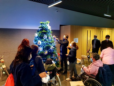 Los usuarios del Centro Ocupacional O Saiar de Caldas y del CAPD de Redondela instalan la decoración de Navidad del edificio de la Xunta en Pontevedra