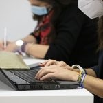 El uso de internet entre las mujeres gallegas supera por primera vez al de los hombres, eliminando la brecha de género digital