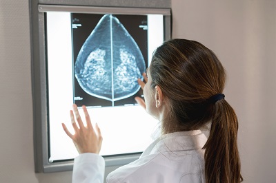 Un total de tres empresas presentan ofertas para el suministro de cuatro equipos de mamografía digital dotados de la tecnología 3D, en los que la Xunta invertirá 1,2 millones de euros