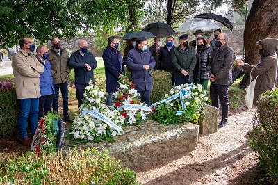 Román Rodríguez participa en la ofrenda floral a Valle-Inclán con motivo del 86 aniversario de su muerte