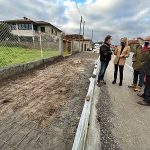 Fernández-Tapias supervisa las obras del segundo tramo de la senda peatonal de San Miguel de Oia en la carretera PO-325, en el ayuntamiento de Vigo